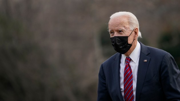getty_2121_bidenmasklawn