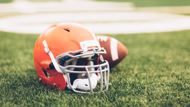 istock_2321_footballhelmet