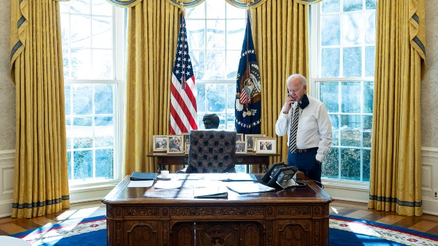 wh_21121_bidenonphone