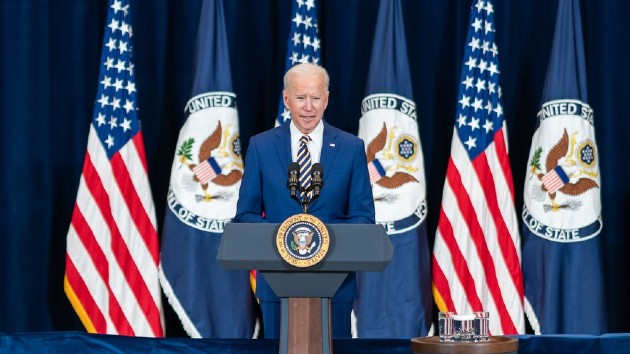 wh_22221_bidenpodium