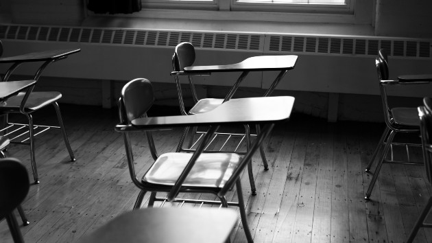 istock_3221_emptydesksclass