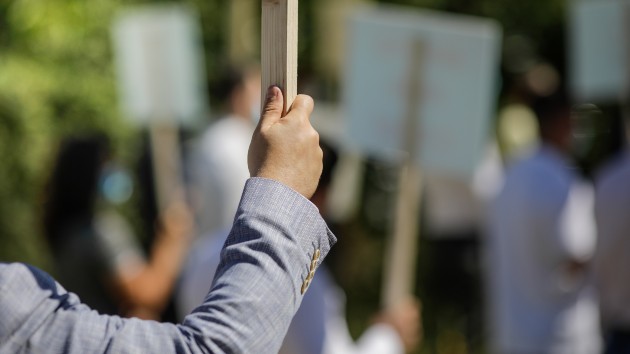 istock_33021_protestsigns