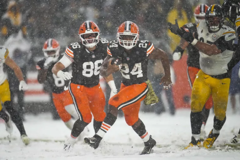 112224-brownssteelerssnow-768x512988416-1