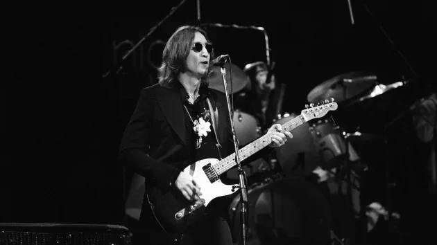 getty_johnlennon_112624771148