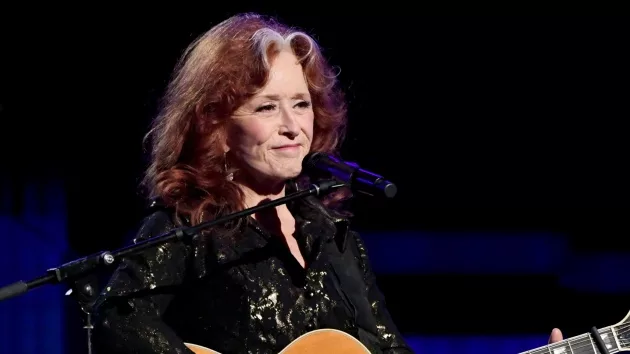 getty_bonnieraitt_120624935874