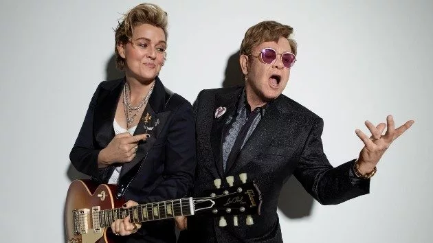 m_eltonjohnandbrandicarlile_peggysirota_020725_020015