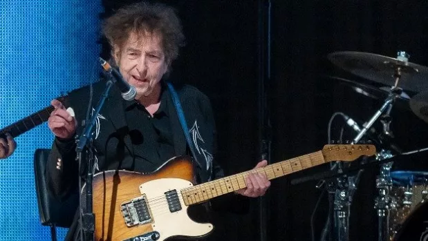 getty_bobdylanwithguitar_052025447712
