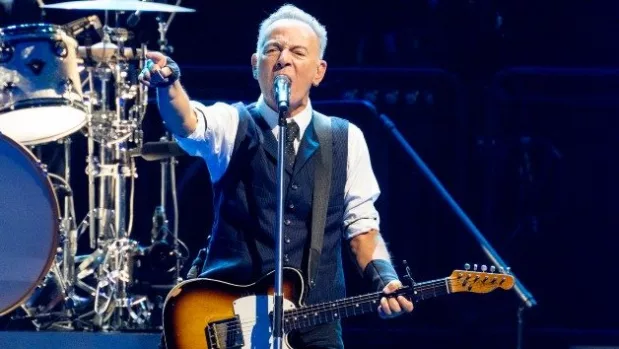 getty_brucespringsteenpointing_05222542568