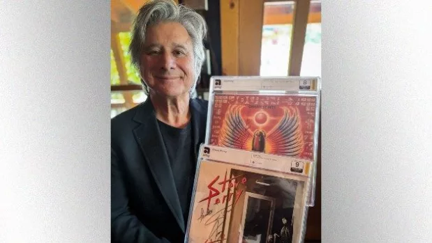 m_steveperrywithauctionitems_david20zonshine_060425335002