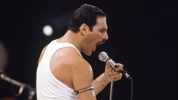 getty_queenliveaid_070125102171