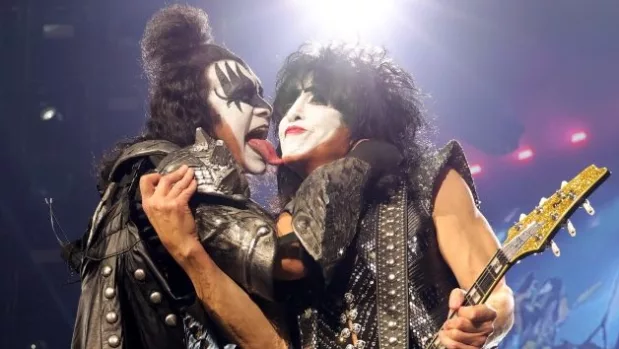 getty_kiss_070825763939