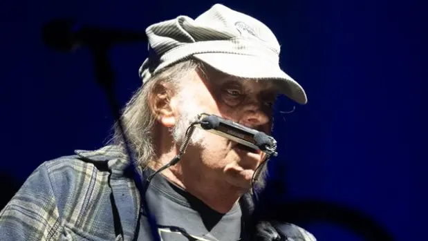 g_neilyoung_08252527746
