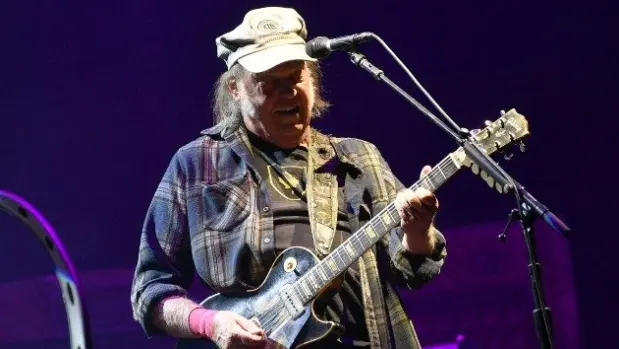 gety_neil20young20glasto_082825190181