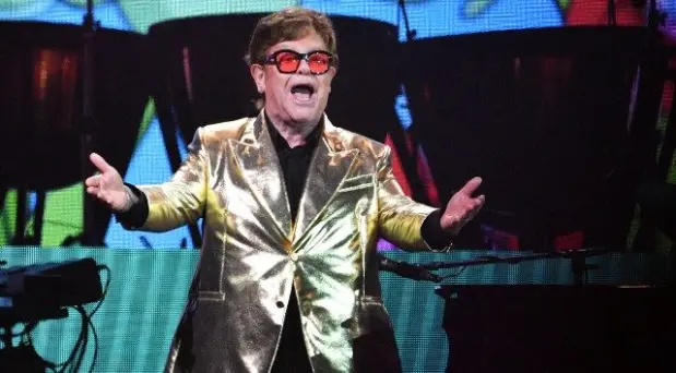 getty_eltonjohngoldsuitglasto_0915259356