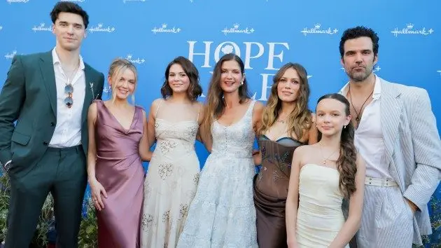 getty_hopevalleycast_031926527562