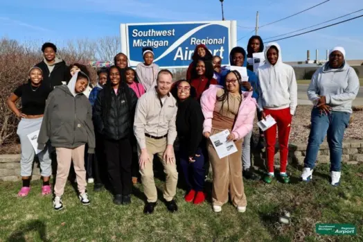 swmi-airport-director-with-local-students-photo-boys-girls-club-by-nick-gunn-768x512824705-1