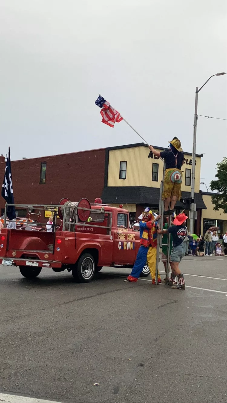 Port Huron prepares for a parade The Hills 92.7