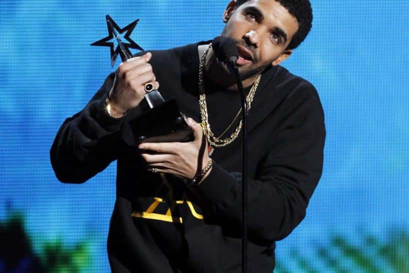 120233-drake-accepts-the-viewers-choice-award-for-rihanna-that-was-awarded-to
