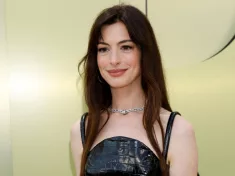 Anne Hathaway at the Versace FW23 Show at the Pacific Design Center on March 9^ 2023 in West Hollywood^ CA
