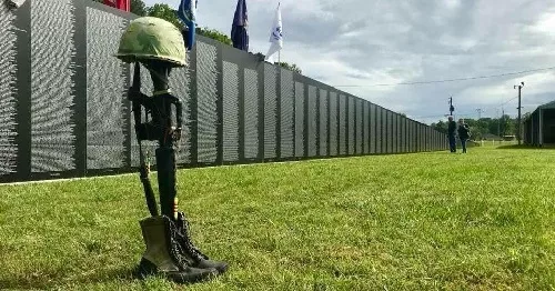 vietnam-traveling-wall