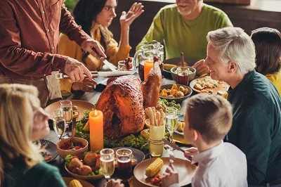 family-enjoys-thanksgiving-dinner-togehter