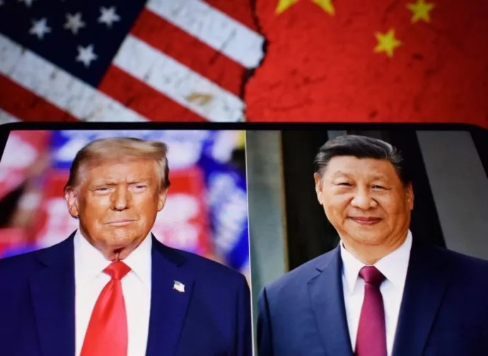 Photos of U.S. President Donald Trump and President of the People's Republic of China Xi Jinping appear on a smartphone screen. 11.04.2025. New York^ USA.