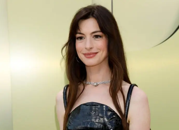 Anne Hathaway at the Versace FW23 Show at the Pacific Design Center on March 9^ 2023 in West Hollywood^ CA