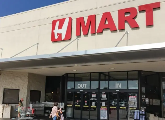 H Mart supermarket entrance. An American supermarket chain^ specializes in providing Asian foods^ operated by the Hanahreum Group^ Lyndhurst^ NJ CARROLLTON^ TX^ US-JUL 1^ 2018