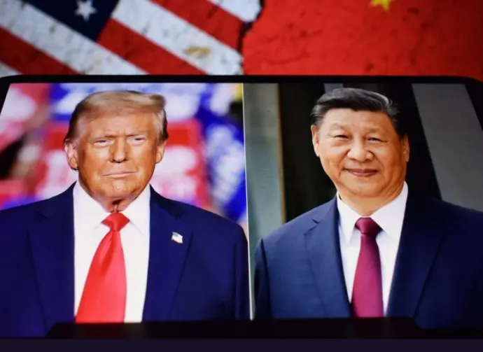 Photos of U.S. President Donald Trump and President of the People's Republic of China Xi Jinping appear on a smartphone screen. 11.04.2025. New York^ USA.