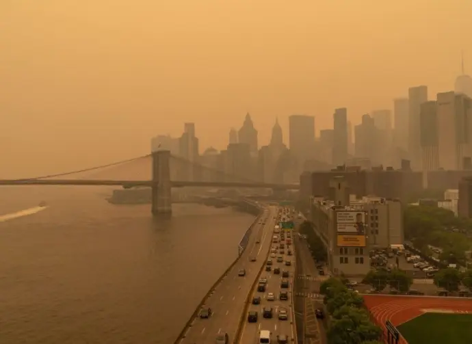 View on June 7^ 2023 of hazy New York city skylines during bad air quality because smoke of Canadian wildfires brought in by wind