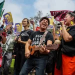 las-cafeteras-protest-los-angeles-billboard-eng-1548496203