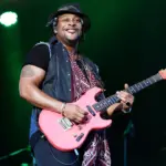 dangelo-smiling-performance-billboard-1548728914