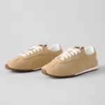billboard-alo-yoga-sneakers-caramel601136