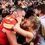 taylor-swift-travis-kelce-super-bowl-2024-billboard-espanol-1800849961