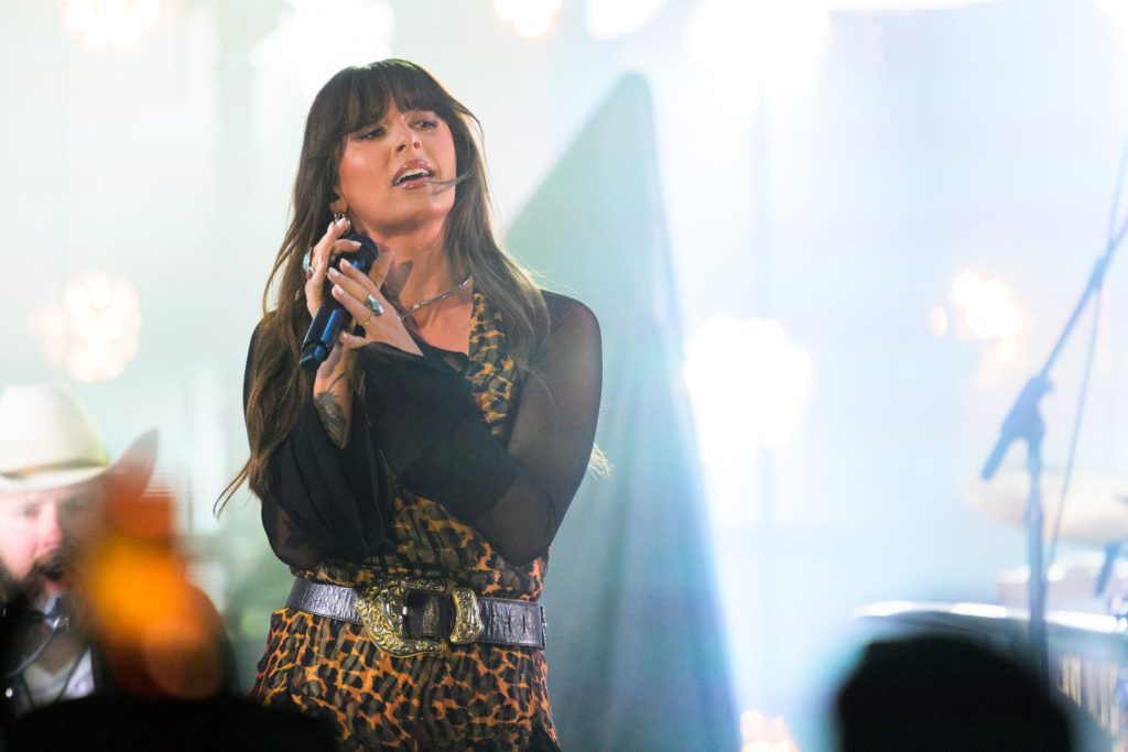 Ella Langley Ropes Miranda Lambert, Luke Grimes, Ava Phillippe, Kaitlin  Butts & More for All-Star 'Choosin' Texas' Video | K-Jewel 99.3 FM