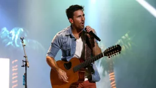 Jake Owen performs onstage at the Runaway Country Music Fest at Osceola Heritage Park on March 18^ 2016 in Kissimmee^ Florida.