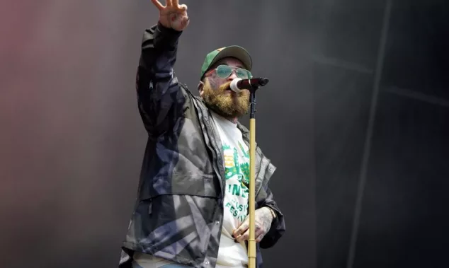Teddy Swims performs on stage at the 2024 Soundside Music Festival. Bridgeport^ Connecticut - September 29^ 2024