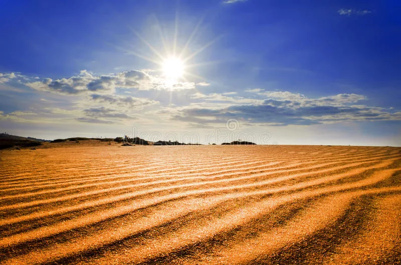 hot-sun-under-red-sand-dunes-near-mui-ne-bau-trang-32656077