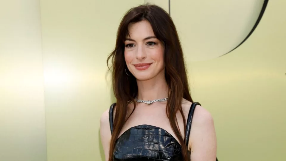 Anne Hathaway at the Versace FW23 Show at the Pacific Design Center on March 9^ 2023 in West Hollywood^ CA