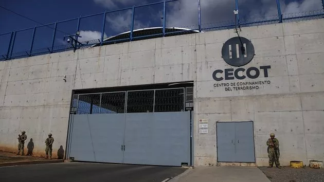 g_elsalvadorprison_040725550590