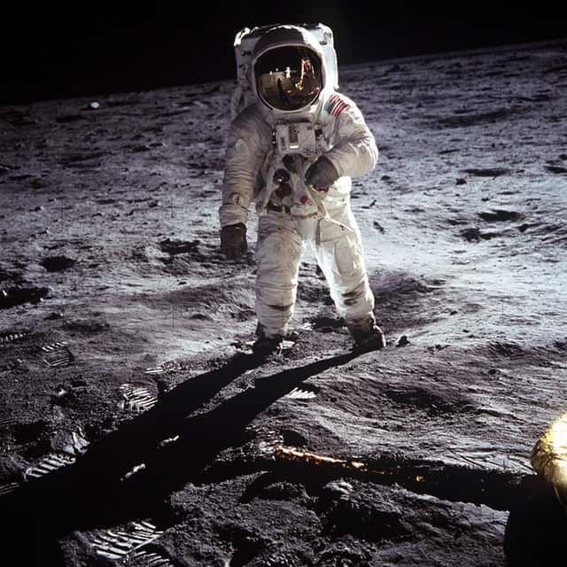 apollo-astronaut-landing-41162
