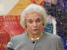 Supreme Court Justice Sandra Day O'Connor speaks to jurors at American Bar Association's American Jury Initiative at Moultrie Courthouse^ 2004
