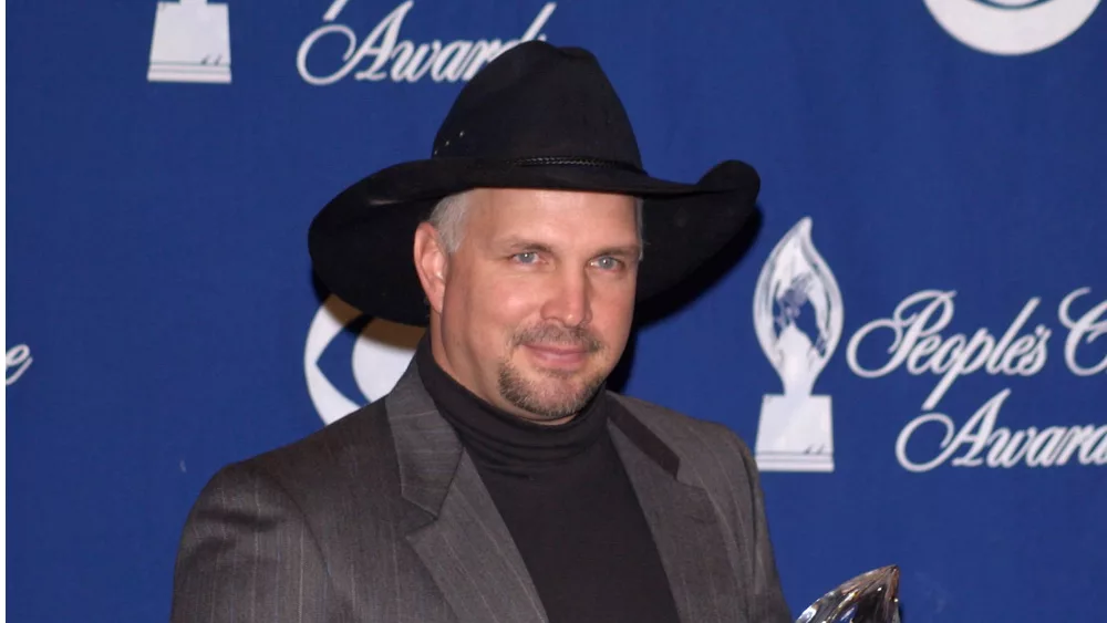 GARTH BROOKS at the 28th Annual People's Choice Awards in Pasadena.