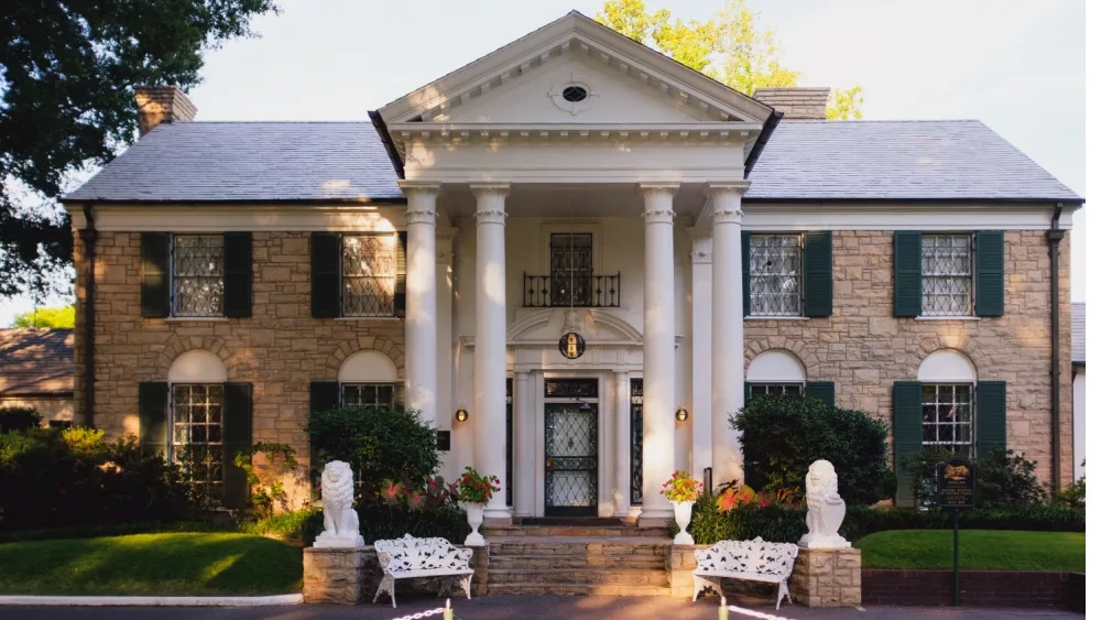 Graceland Mansion, Elvis Presley lived in this Mansion from 1957 – 1977. MEMPHIS, TENNESSEE, USA.