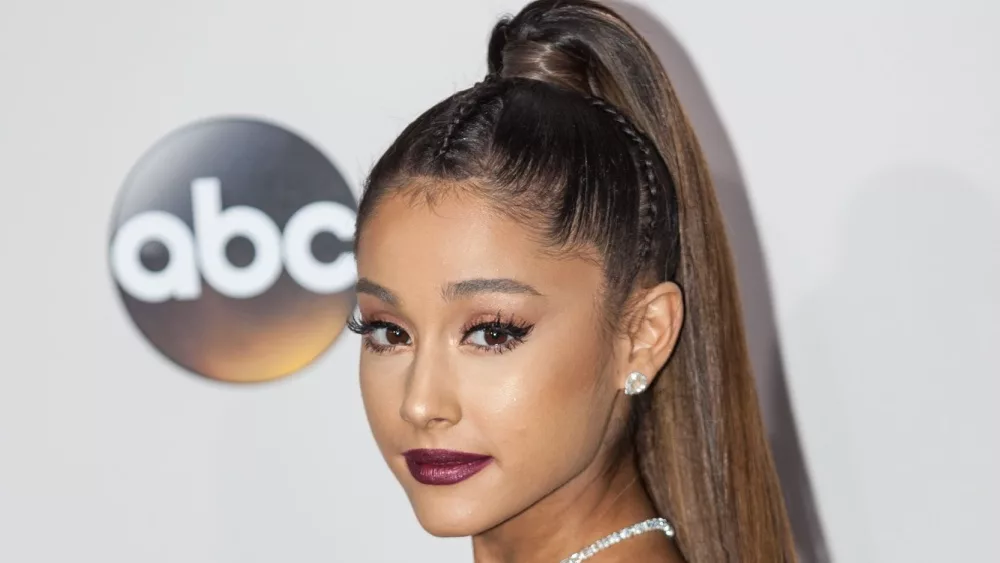 Ariana Grande arrives on the Red Carpet at the 2016 American Music Awards in Los Angeles, California on November 20, 2016 Microsoft Theater