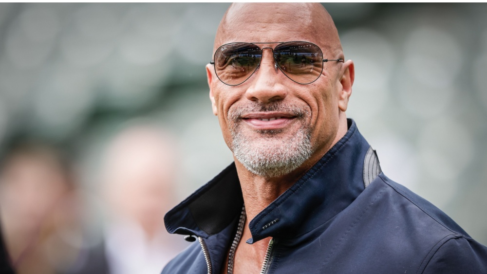 Dwayne Johnson and Chris Evans to star in holiday film “Red One”