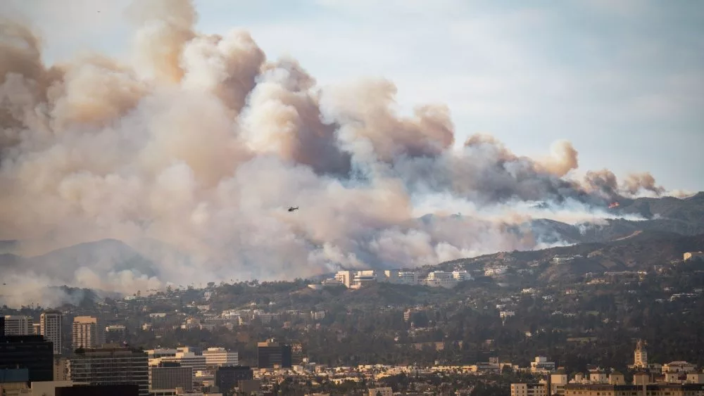 Wildfire in Pacific Palisades, Los Angeles, January 8, 2025, towards Getty Center and Brentwood. Images showcase dense smoke clouds, burning hillsides, and urban areas at risk.