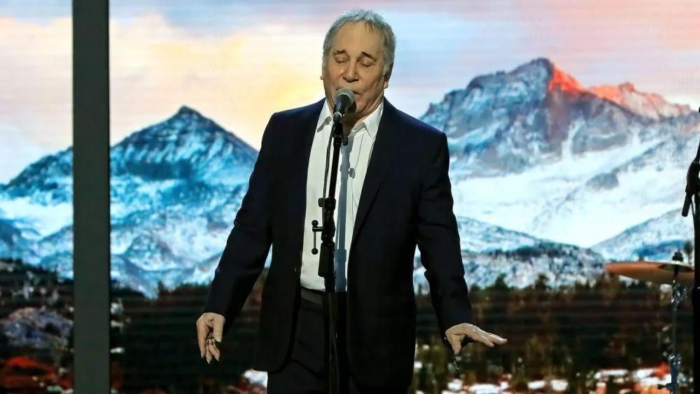 Singer Paul Simon entertains the Delegates on the first day of the Democratic National Convention in the Wells Fargo Arena Philadelphia, Pennsylvania, USA, July 25, 2016