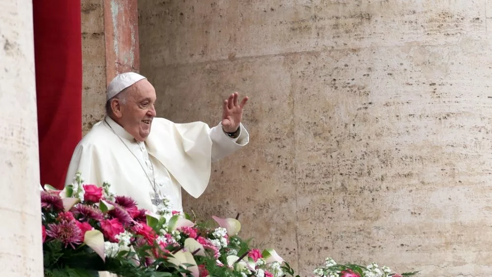 Pope Francis gives the blessing Urbi et orbi from the central balcony of the Basilica of San Pietro in the Vatican, after celebrating the Easter Mass of the week Vatican City, Italy 31.03.2024