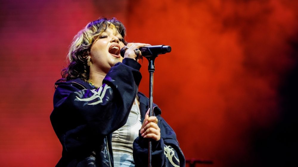 Lola Young shares new single ‘D£aler’